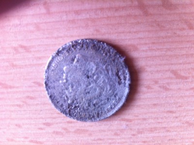 Zdravím do mojej zbierky pribudla nová minca ale nedokážem ju identifikovať prosím o pomoc ďakujem .